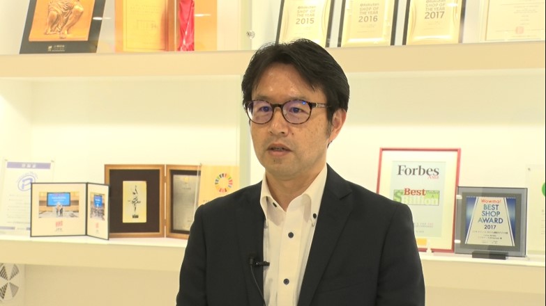 冨山幸弘様がインタビューを受ける様子の写真