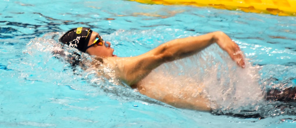 窪田幸太が背泳ぎで競泳している写真