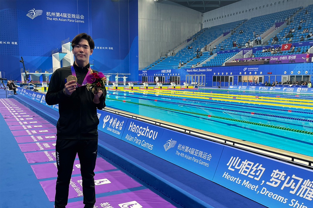 プール横で、メダルを持った窪田幸太が写った写真